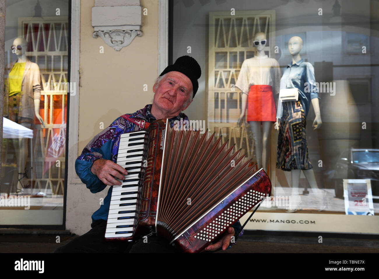Il vecchio uomo a suonare la fisarmonica per le strade di Brescia in Italia Foto Stock