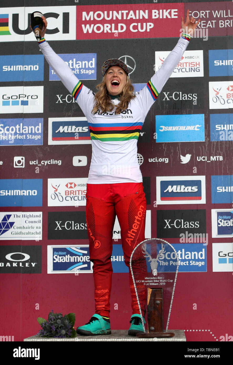 Gran Bretagna Rachel Atherton sul podio festeggia conquistando la donna discese durante l'UCI Mountain Bike World Cup a Fort William. Foto Stock