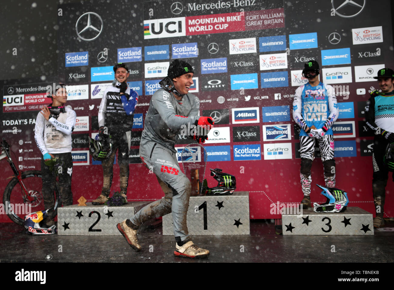 In Francia la Amaury Pierron sul podio festeggia vincendo gli uomini's Downhill durante l'UCI Mountain Bike World Cup a Fort William. Foto Stock