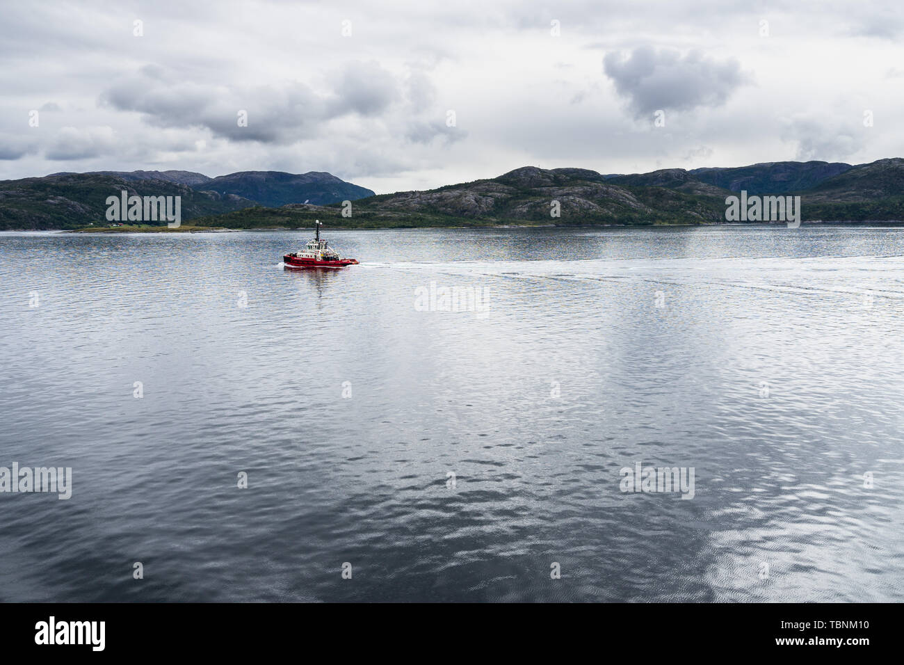 La pesca in barca a vela vicino alla costa norvegese nella zona del fiordo, Norvegia Foto Stock