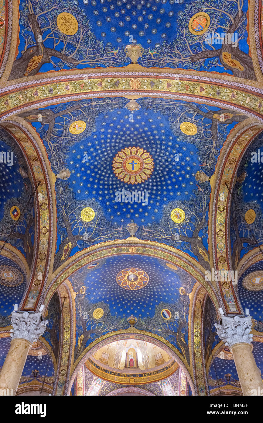 Vista interna della Chiesa di tutte le Nazioni o la Basilica dell Agonia sul Monte degli Ulivi, accanto ai giardini del Getsemani a Gerusalemme Foto Stock