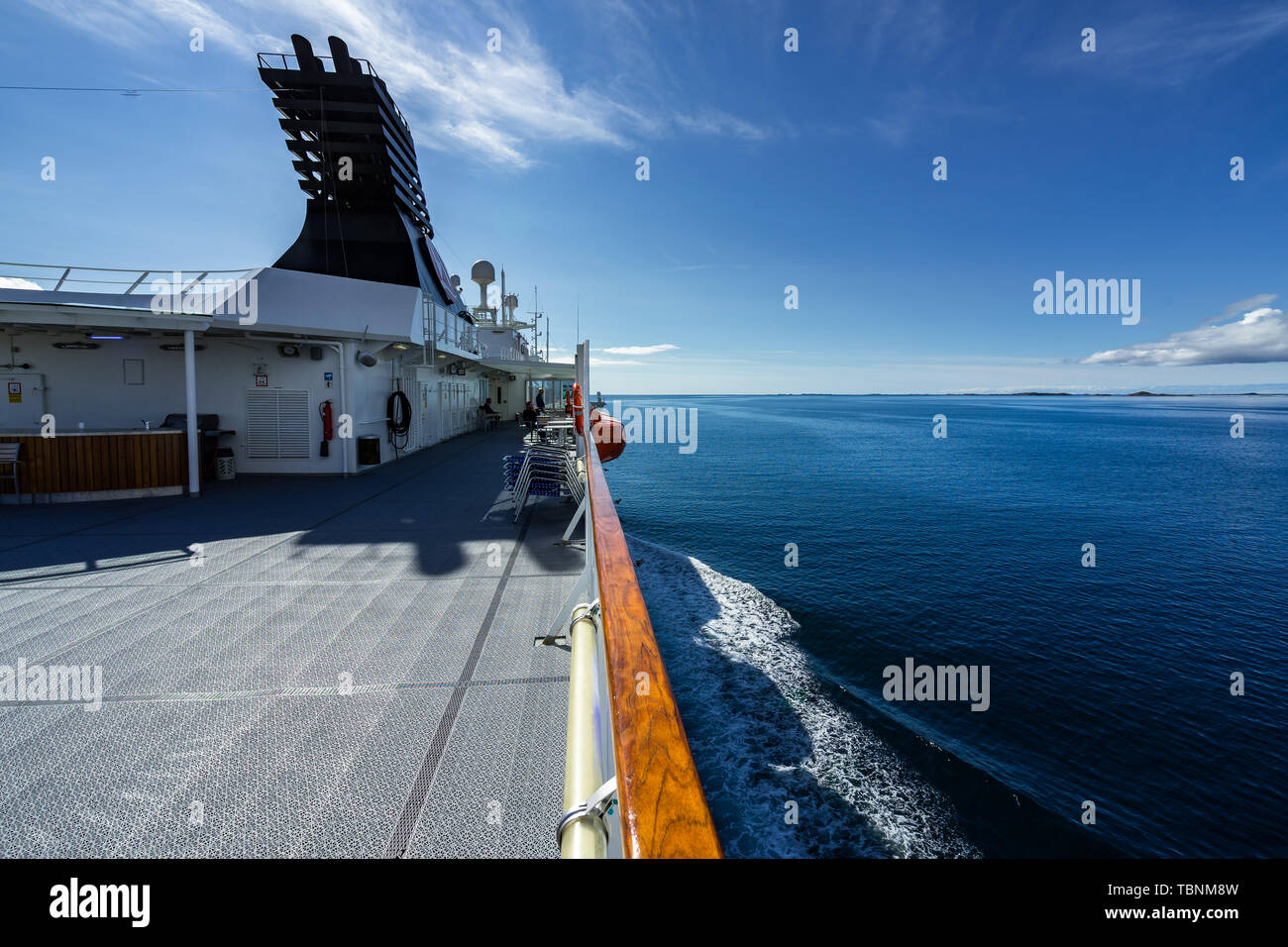Il piano superiore della crociera Hurtigruten nave vicino a vela Norvegia occidentale costa in una bella giornata di sole durante l'estate Foto Stock