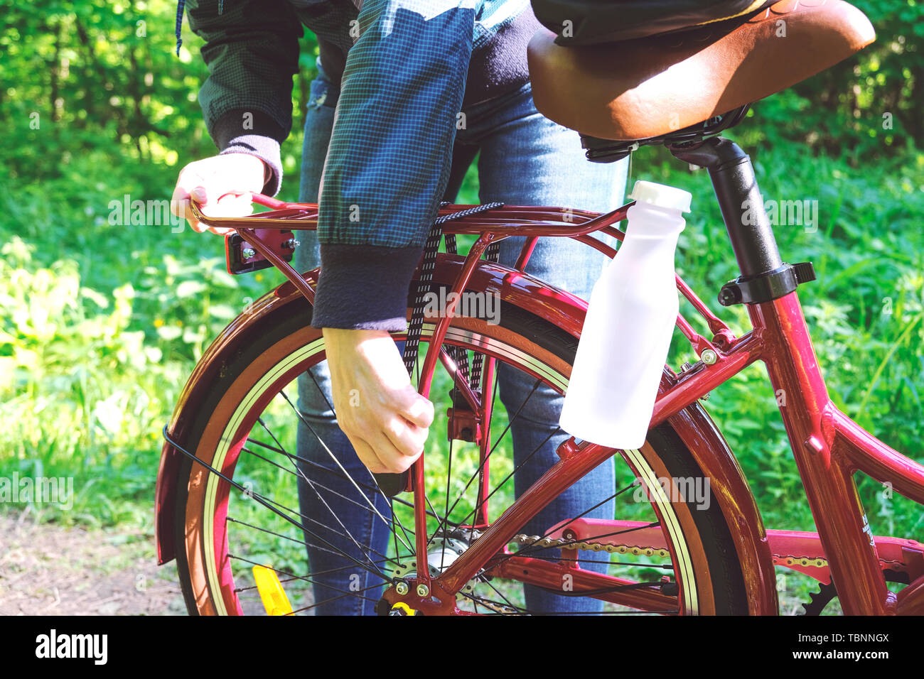 Preparare la moto per la lunga strada. Imballaggio compatto di borsa da viaggio. In bici su strada Foto Stock