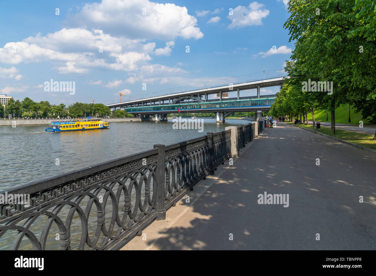 Mosca, Russia - maggio 28.2019. Vorobyevskaya Embankment - un luogo tradizionale per la camminata dei cittadini Foto Stock