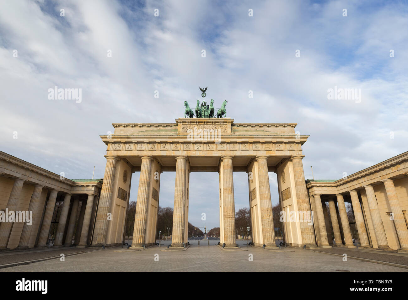 Vista frontale del neoclassico famosa Porta di Brandeburgo (Brandenburger Tor) di Berlino, Germania, in una giornata di sole. Foto Stock