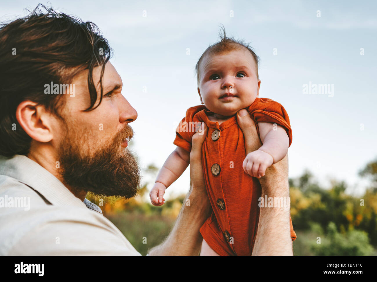 Padre holding neonato Bambino famiglia outdoor lifestyle papà e figlia padri giorno di vacanza stile di vita della famiglia genitorialità concept Foto Stock