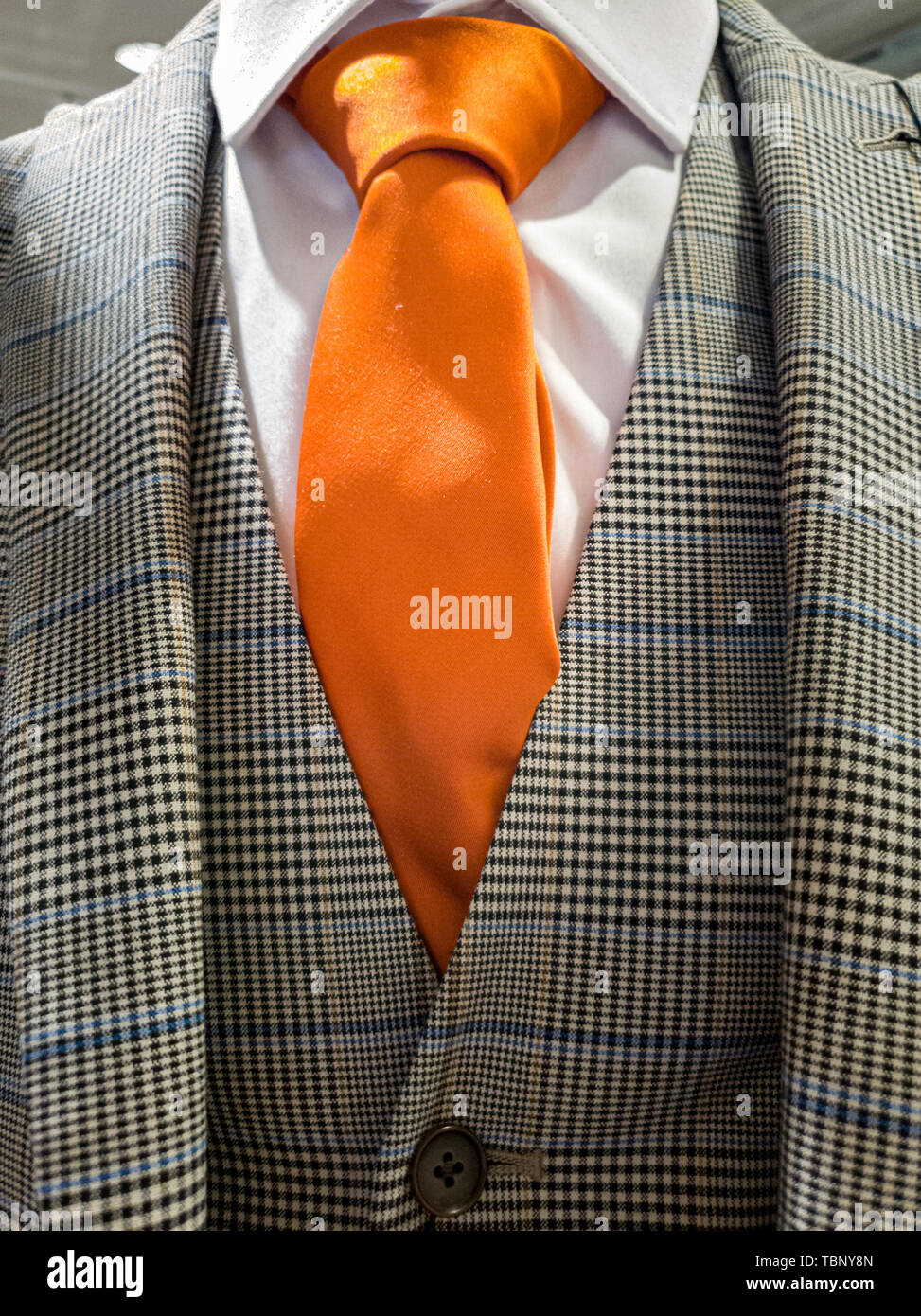 Ultime tendenze in tuta, camicia e cravatta combinazione - cravatta arancione Foto Stock