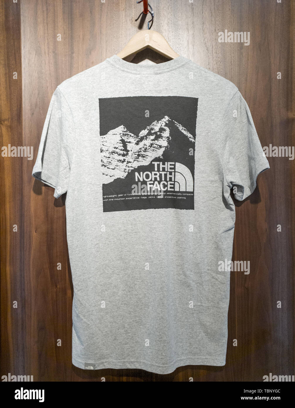 SHEFFIELD, Regno Unito - 2° giugno 2019: un fronte nord t-shirt con una grafica sulla parte anteriore del display in un negozio a Meadowhall, South Yorkshire, Regno Unito Foto Stock