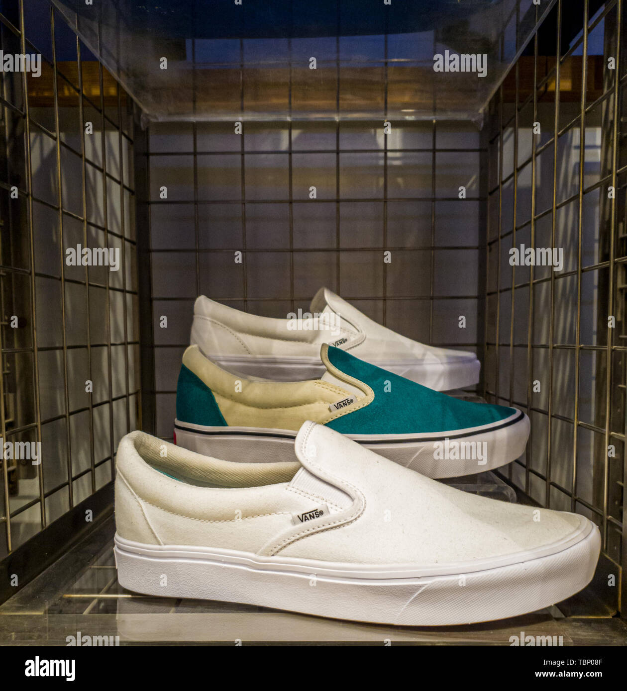 SHEFFIELD, Regno Unito - 2° giugno 2019: Mens furgoni formatori sul display per la vendita in un negozio nel Regno Unito Foto Stock