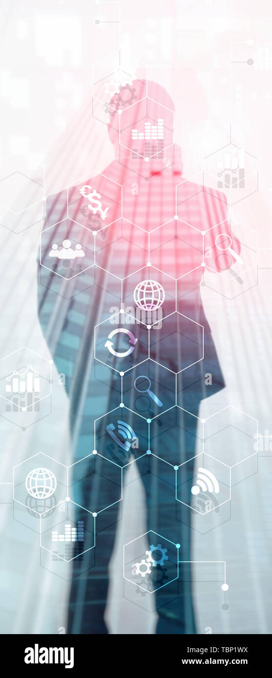 Panorama verticale Banner. La doppia esposizione dei supporti misti. Gli schemi e le icone sulla schermata di ologramma. La gente di affari e moderna città sullo sfondo. Foto Stock