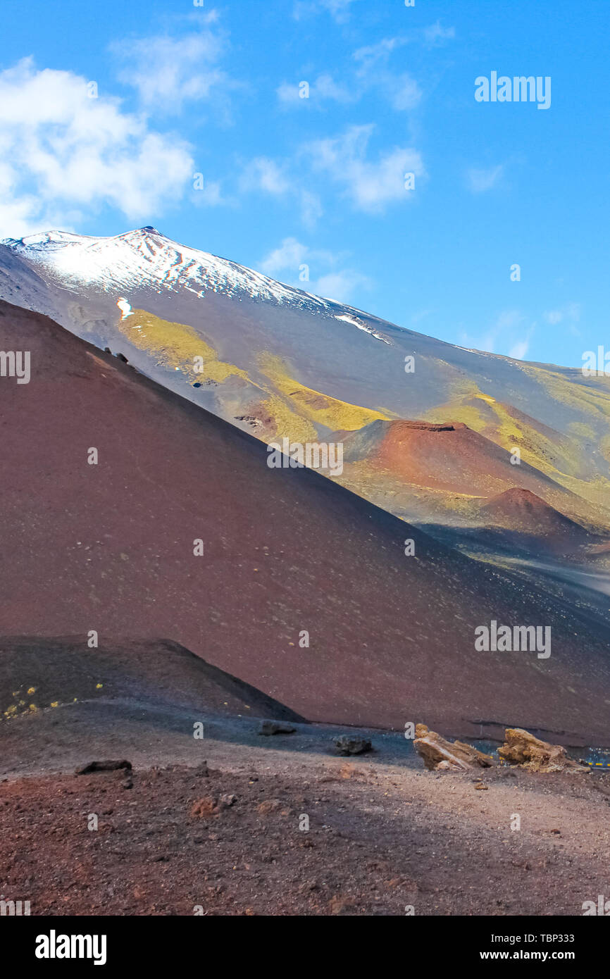 Bellissima vista del Monte Etna circondato dal danneggiamento di paesaggio vulcanico. Catturato su una fotografia in verticale da crateri Silvestri. Unione più alto vulcano attivo d. Meta turistica. Foto Stock