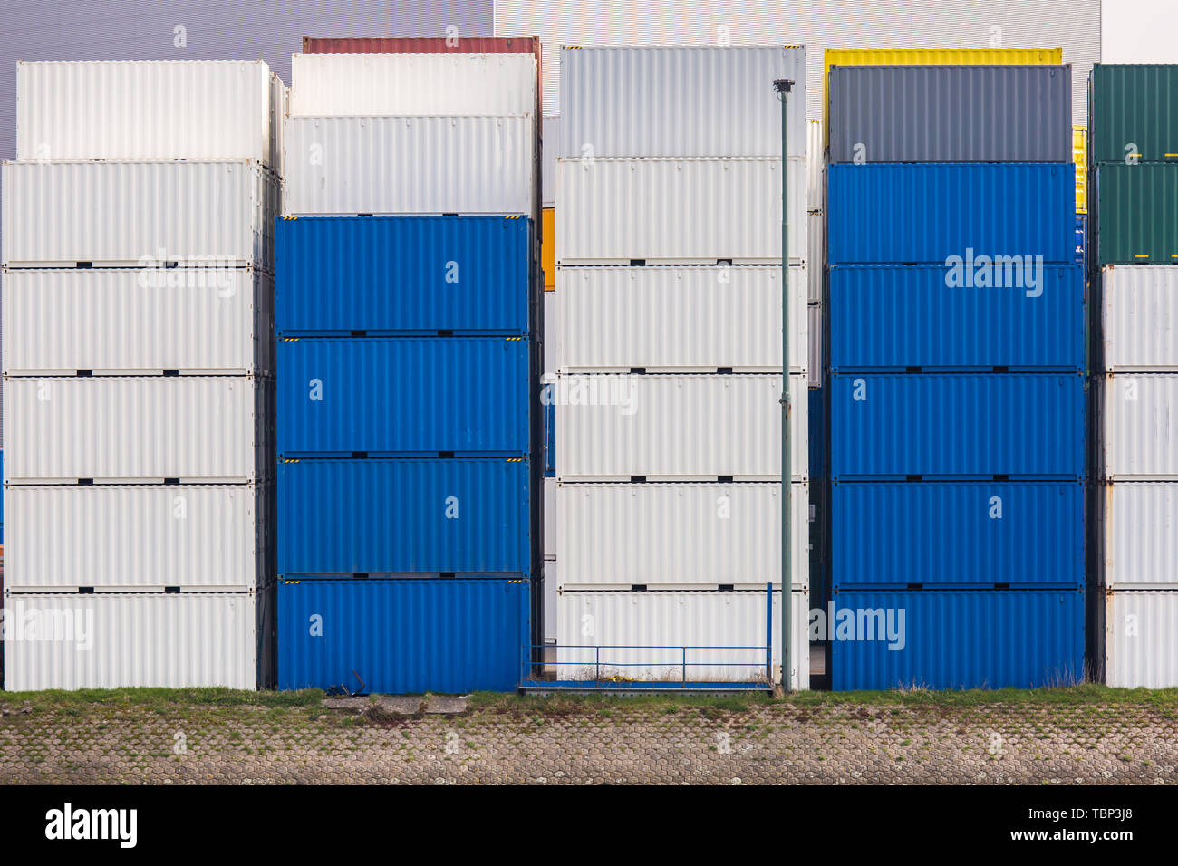 Contenitori di carico merci pila presso il molo docks porto in attesa del mare internazionale il trasporto merci nel porto di Rotterdam di Paesi Bassi Foto Stock