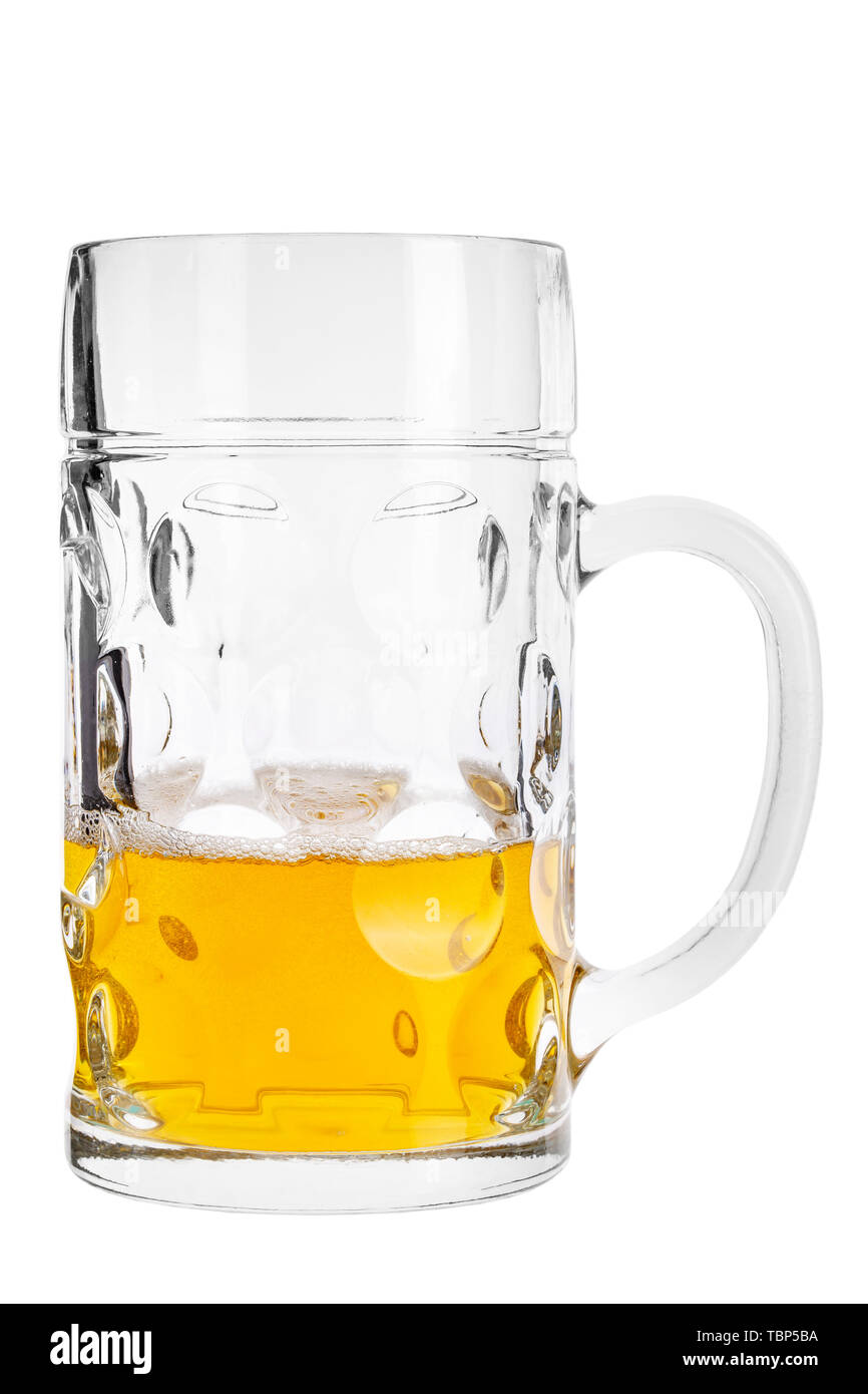 Mezza piena litro di vetro il boccale di birra su uno sfondo bianco. Il file contiene uno spazio per il testo Foto Stock
