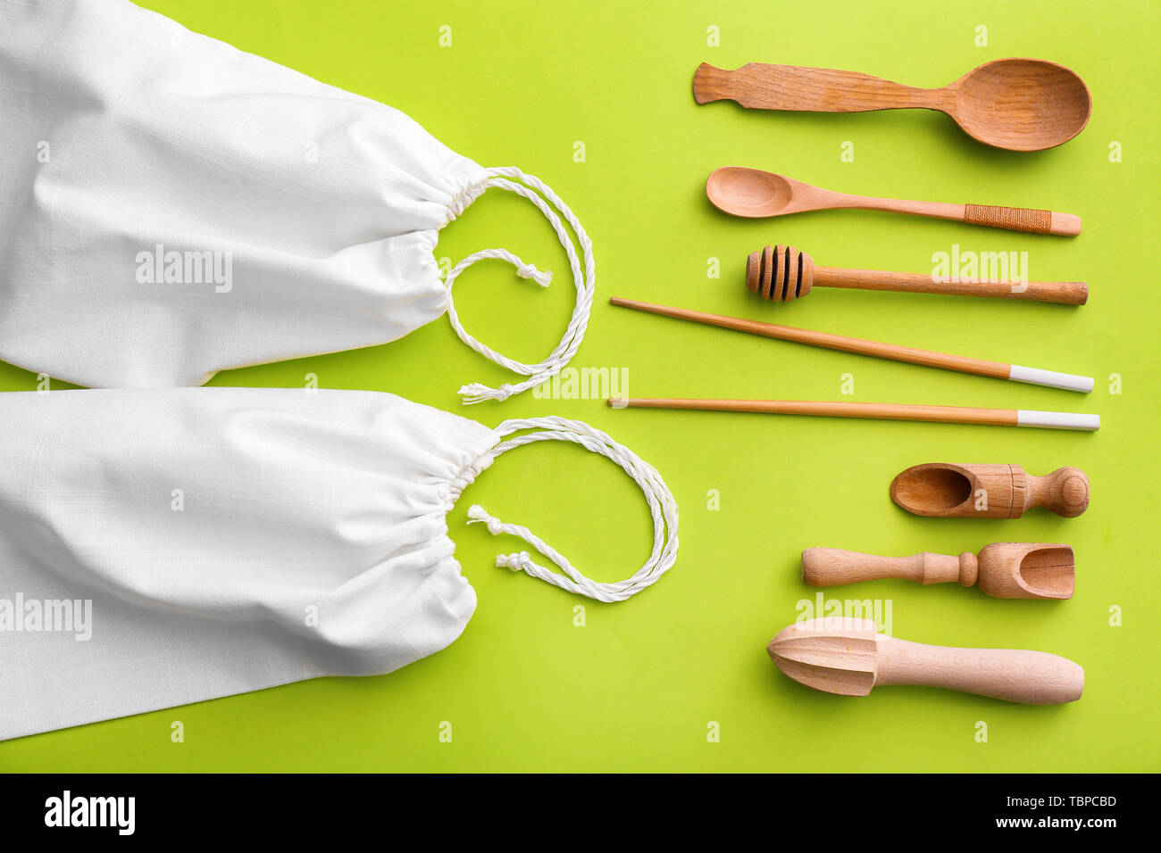 Cucina naturale di utensili su uno sfondo colorato. Zero rifiuti Nozione Foto Stock