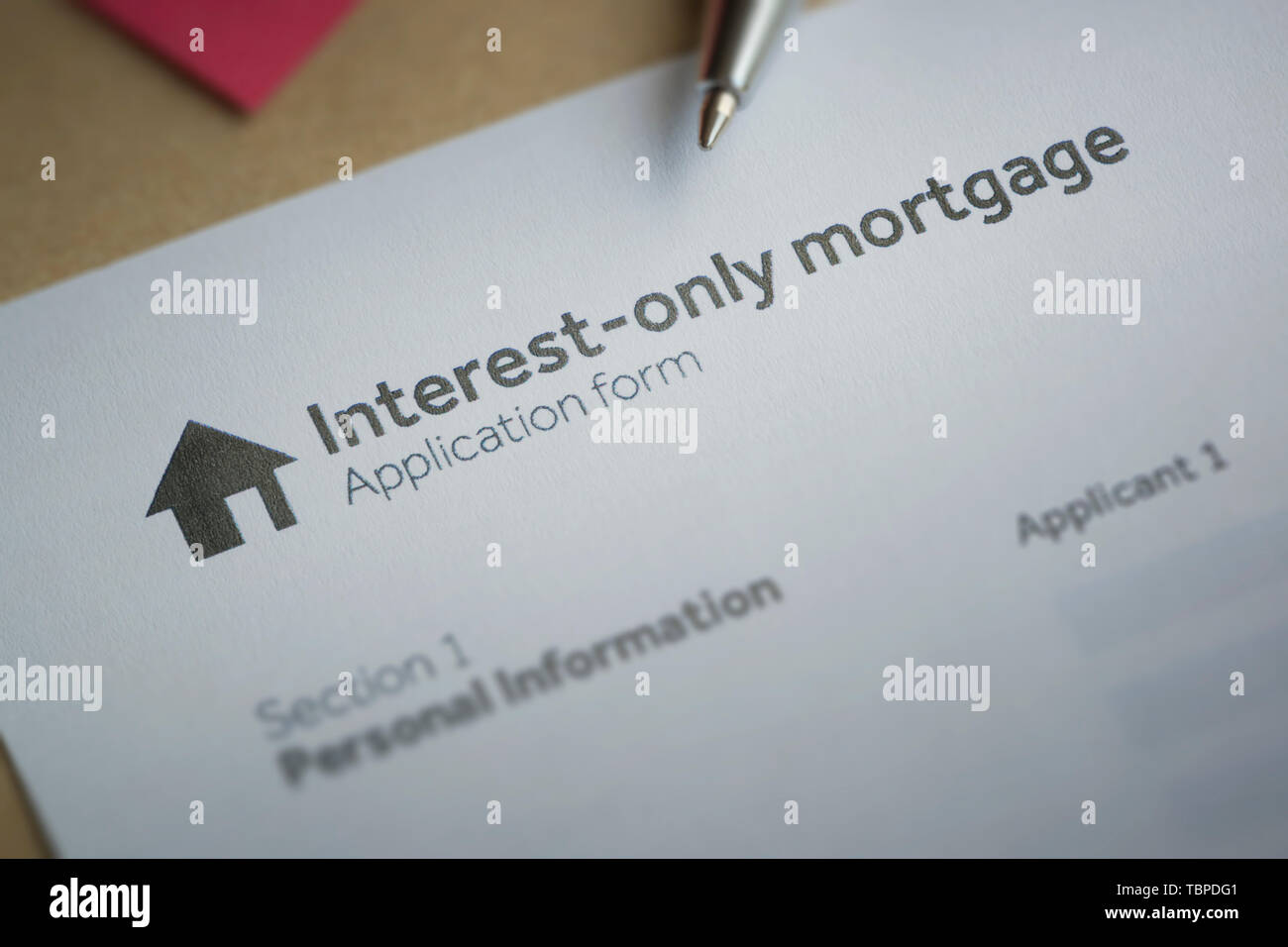 Un'applicazione fittizia forma di suggerire una persona sta valutando la possibilità di applicare per un interesse di ipoteca soltanto su una casa. Foto Stock