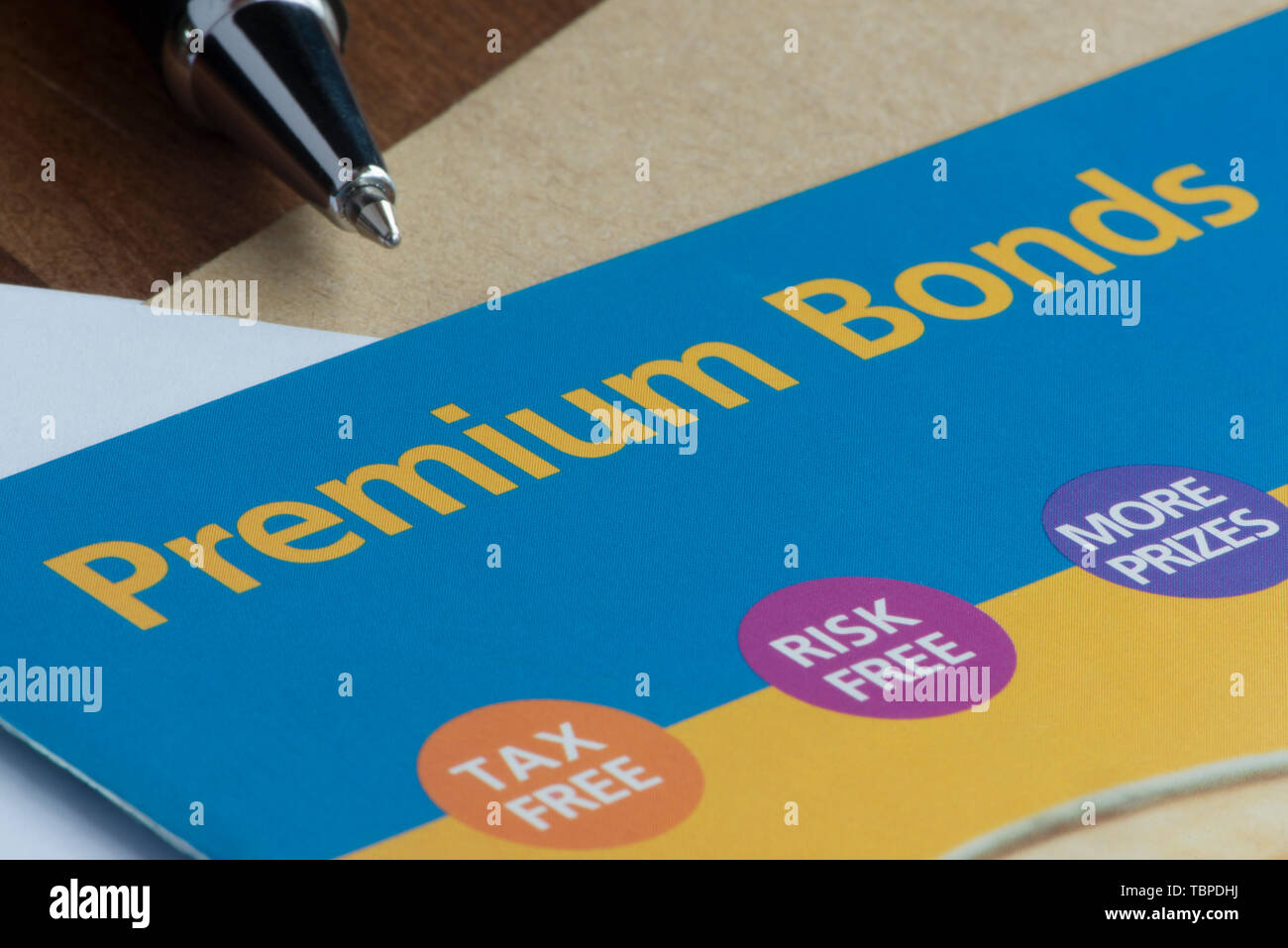 Un modulo utilizzato per l'acquisto di NS&I LEGAMI Premium insieme con una busta e la penna. Foto Stock