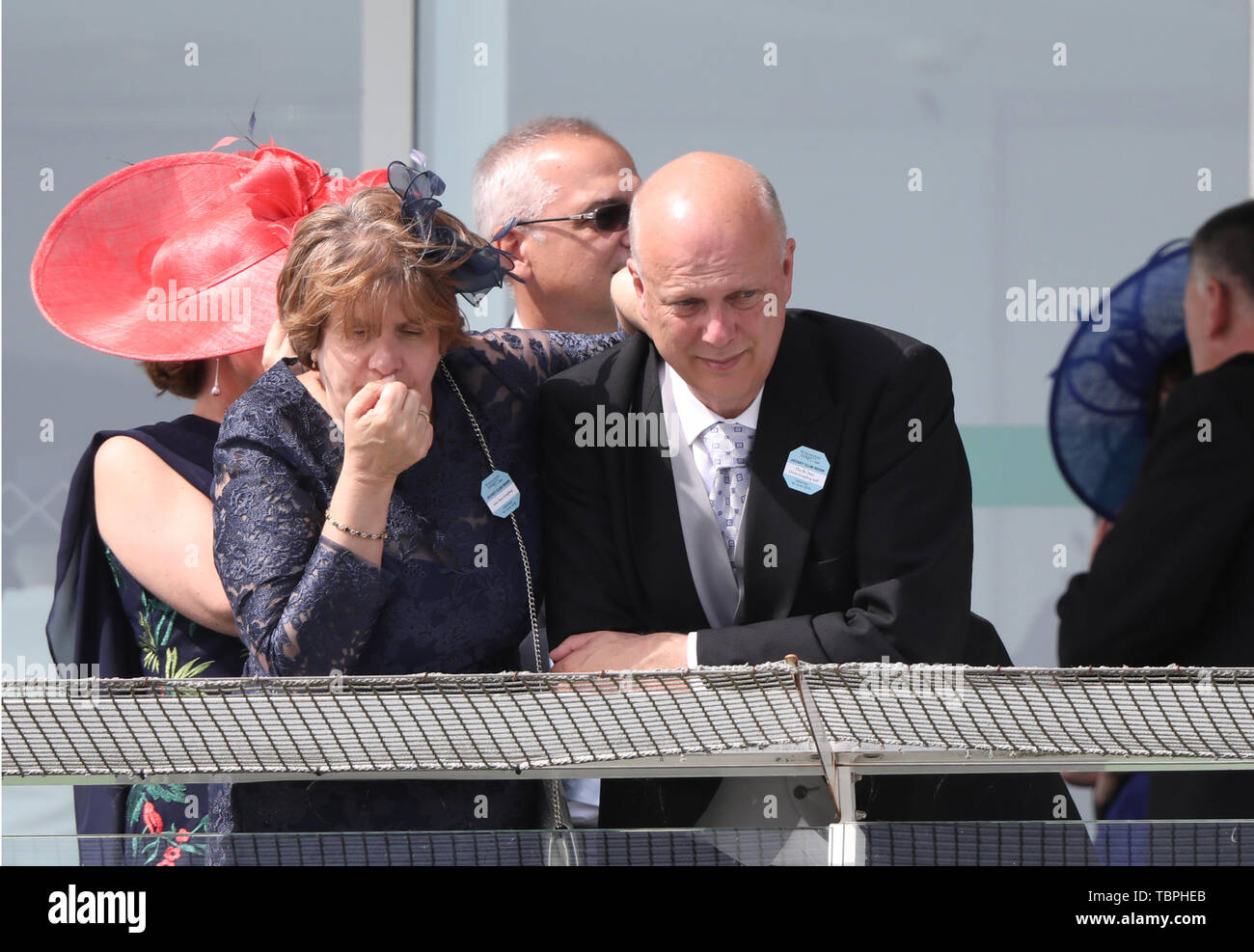 Chris Grayling (ministro dei Trasporti) e sua moglie Susan Clare Dillistone al Investec Epsom Derby horse racing, Epsom Surrey, Regno Unito il 1 giugno 2019. Foto Stock