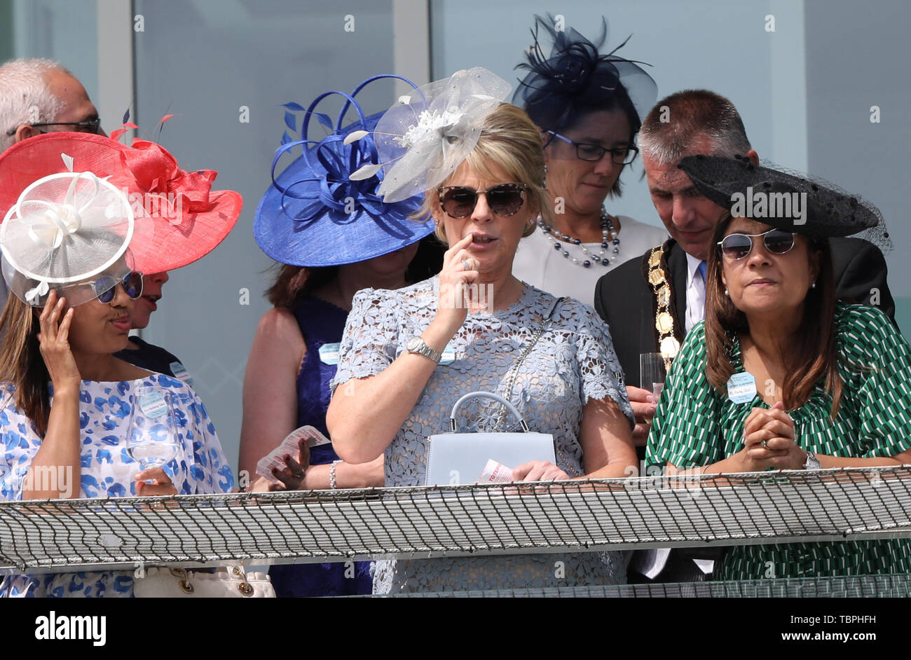 Ruth Langsford pulisce qualcosa dai suoi denti al Investec Epsom Derby horse racing, Epsom Surrey, Regno Unito il 1 giugno 2019. Foto Stock