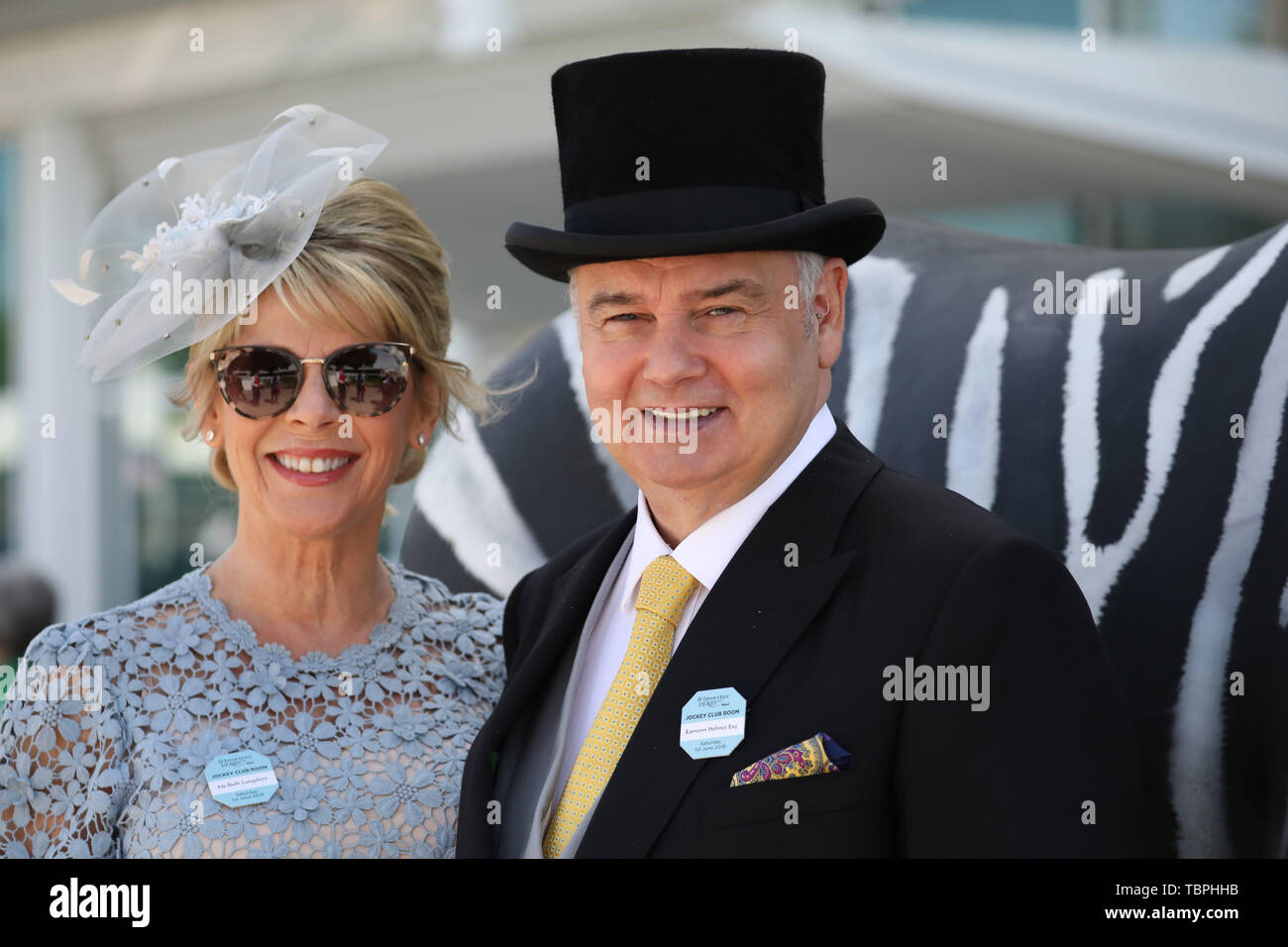 Eamon Holmes e la moglie Ruth Langsford al Investec Epsom Derby horse racing, Epsom Surrey, Regno Unito il 1 giugno 2019. Foto Stock