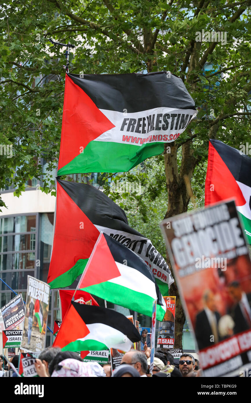 Londra, Regno Unito. 02Giugno, 2019. Palestinesi sventolando bandiere durante il rally. Di Al Quds giorno rally è un evento che dovrebbe evidenziare la sofferenza del popolo palestinese e la consapevolezza della persecuzione islamica in tutto il mondo. La Al-Quds giornata, una giornata annuale di protesta decretato nel 1979 dal compianto righello iraniano Ayatollah Khomeini è celebrata per esprimere il sostegno per il popolo palestinese e la loro resistenza contro l'occupazione israeliana. Un contatore di dimostrazione da parte di Israele i sostenitori hanno avuto luogo anche. Credito: SOPA Immagini limitata/Alamy Live News Foto Stock