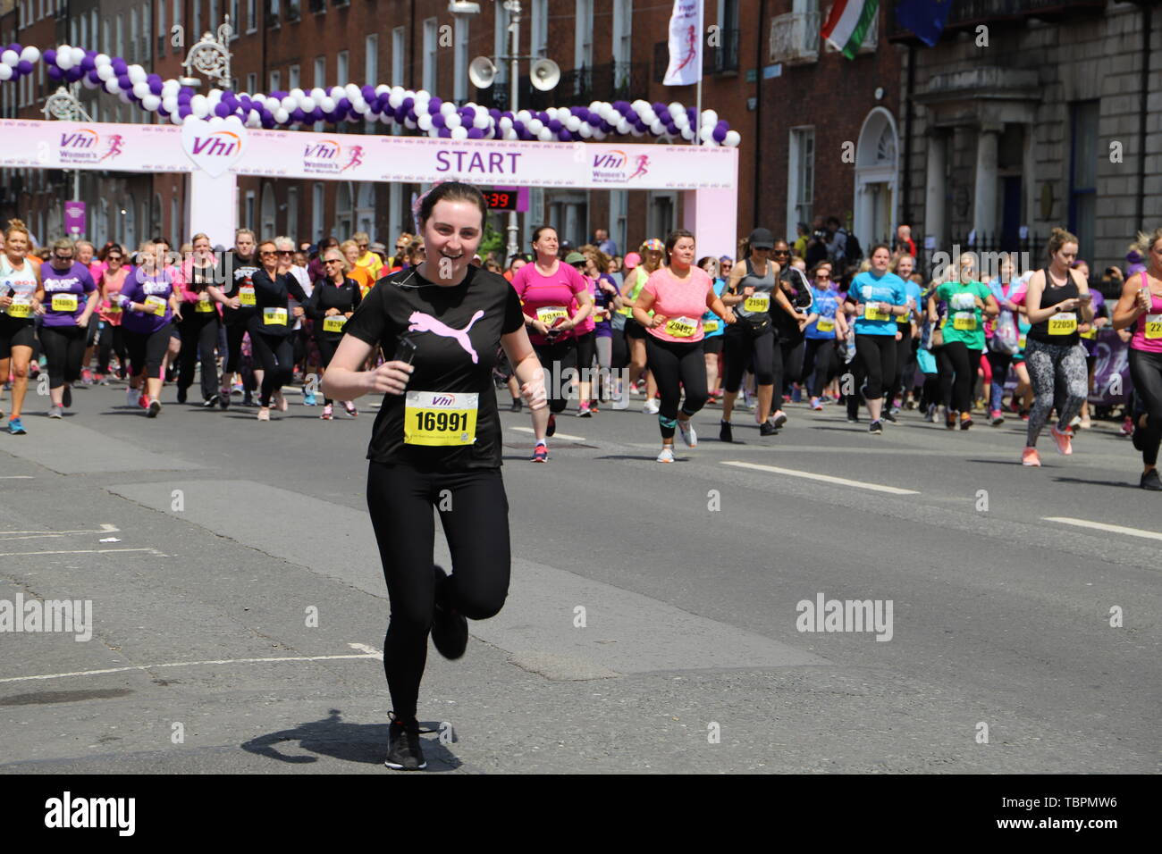 Dublino. Il 3 giugno, 2019. I partecipanti prendono parte a una donna di 10 km mini maratona a Dublino, Irlanda, Giugno 2, 2019. La manifestazione annuale è stato progettato per promuovere uno stile di vita sano per le donne di tutte le età in Irlanda, attirando una stima di 30.000 persone. Credito: Xinhua/Alamy Live News Foto Stock