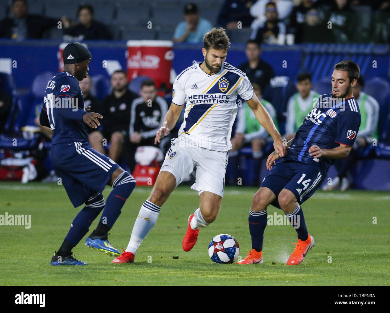 Los Angeles, California, USA. 2 Giugno, 2019. LA galassia della LA defender Jorgen Skjelvik (16) della Norvegia, il sistema VIES con New England Revolution centrocampisti Diego Fagundez (14) e Luis Caicedo (27) della Colombia durante il 2019 Major League Soccer (MLS) match tra la galassia e il New England Revolution in Carson, California, 2 giugno 2019. Credito: Ringo Chiu/ZUMA filo/Alamy Live News Foto Stock