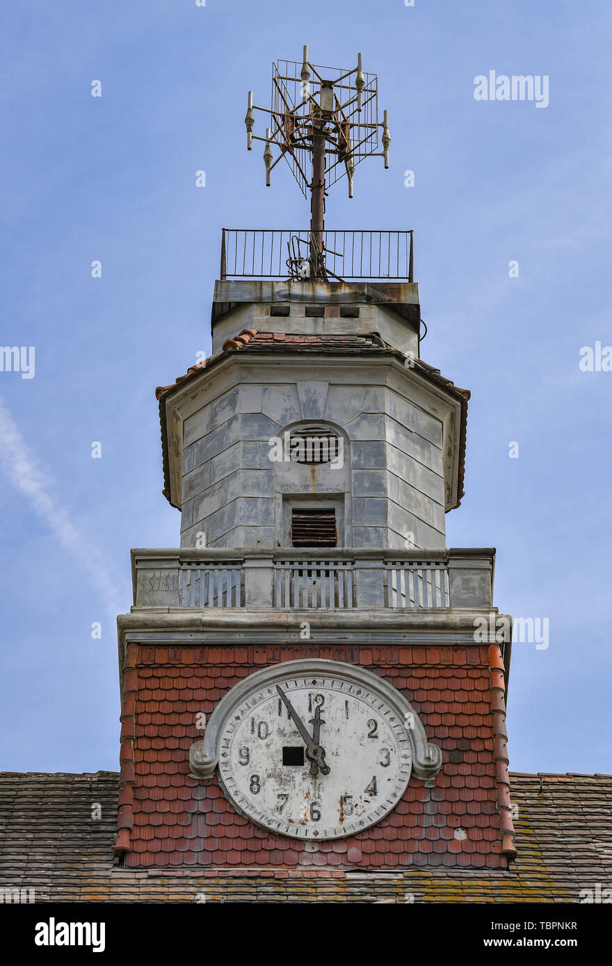 Wunsdorf, Deutschland. 29 Maggio, 2019. 29.05.2019, Brandeburgo, Wunsdorf: l'ex militare di casa del sito degli ufficiali con la torre con orologio, che sorge a 5 minuti prima di orologio 12. Il sito è stato ginnastica militare (1919), poi scuola militare (1933) e dal 1945 la casa degli ufficiali. Credito: Patrick Pleul/dpa-Zentralbild/ZB | in tutto il mondo di utilizzo/dpa/Alamy Live News Foto Stock