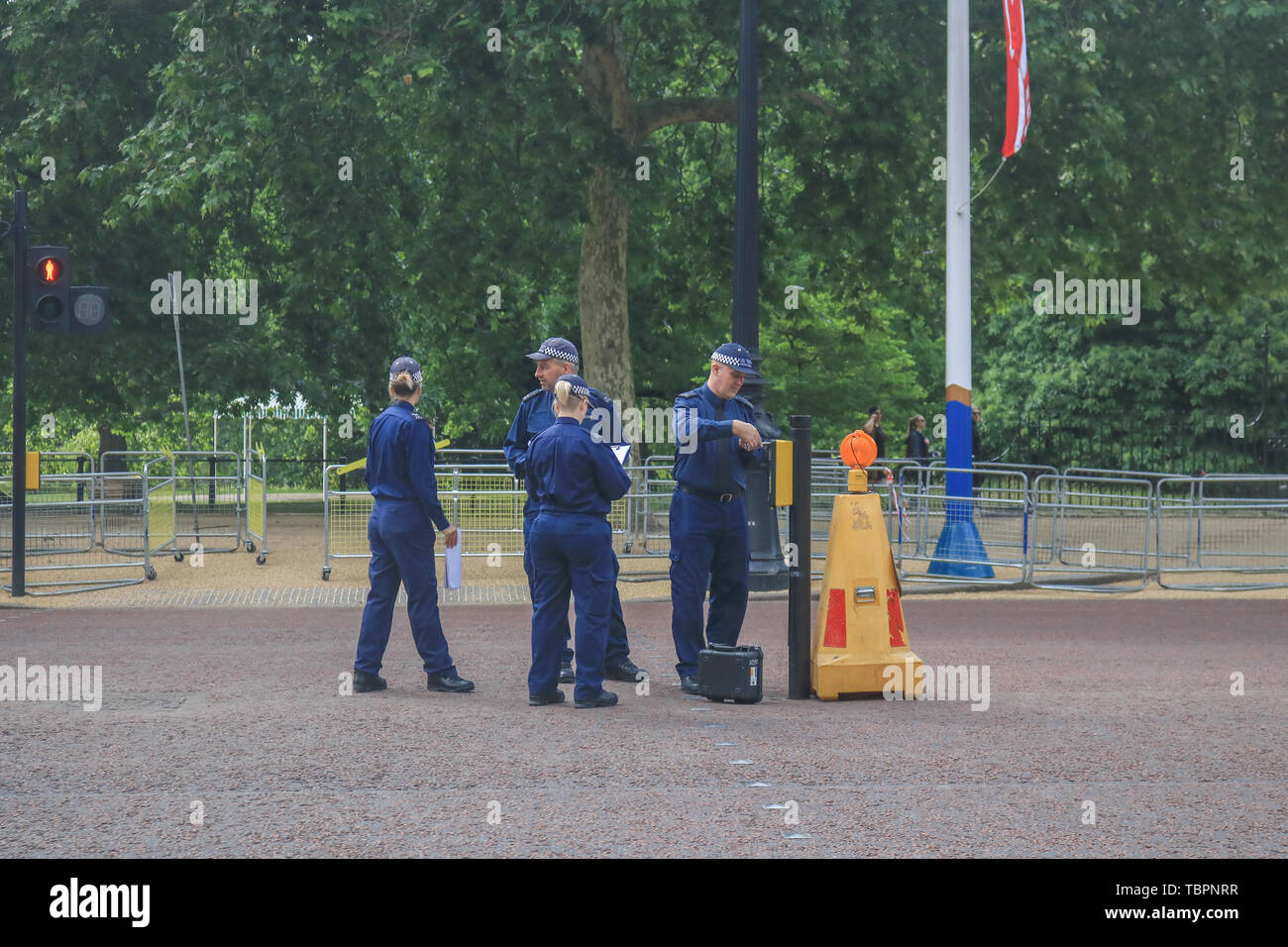 Londra, Regno Unito. 2 Giugno, 2019. La polizia dei controlli di sicurezza attorno al centro commerciale come il presidente statunitense Donald Trump arriva più tardi oggi per un 3 Giorno in visita di Stato in Gran Bretagna Credito: amer ghazzal/Alamy Live News Foto Stock