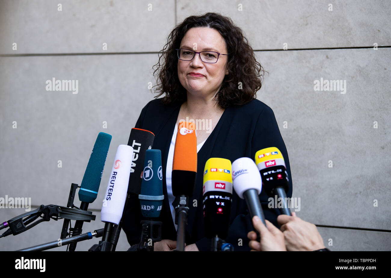 Berlino, Germania. 03 Giugno, 2019. Andrea Nahles, ex presidentessa del DOCUP, sta lasciando la SPD sede centrale, Willy Brandt House, dopo le sue dimissioni dal partito presidenza presso lo straordinario incontro a porte chiuse della SPD consiglio esecutivo e sta parlando con i giornalisti. Credito: Bernd von Jutrczenka/dpa/Alamy Live News Foto Stock