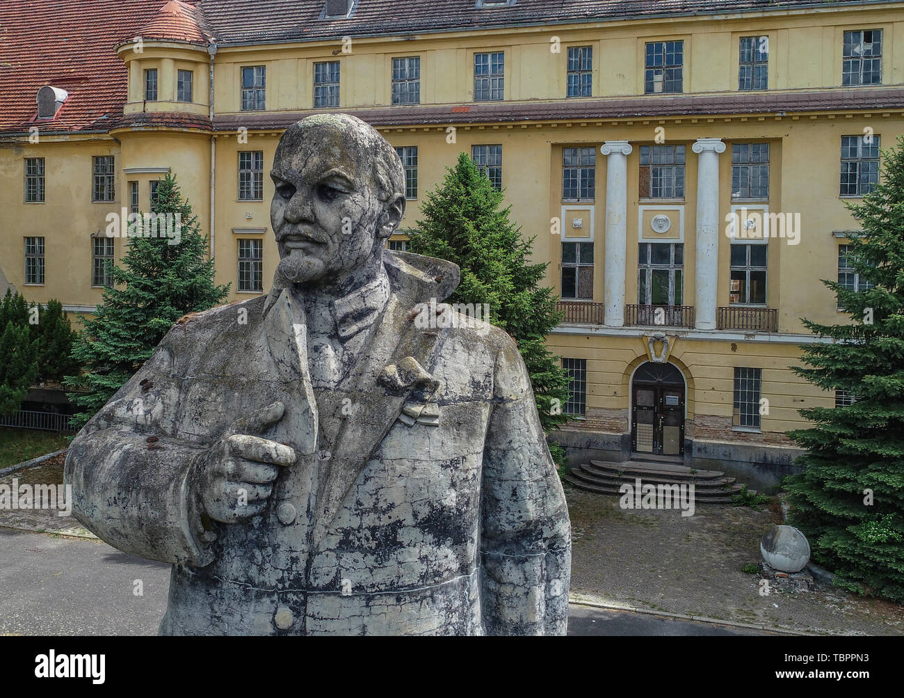 29 maggio 2019, Brandeburgo, Wünsdorf: un monumento per il leader sovietico Vladimir Ilyich Ulyanov Lenin sorge sul sito di un ex militare di fronte gli ufficiali' house (fotografia aerea con un drone). La zona era una palestra militare (1919), poi un esercito sports school (1933) e dal 1945 la casa degli ufficiali. Foto: Patrick Pleul/dpa-Zentralbild/ZB Foto Stock