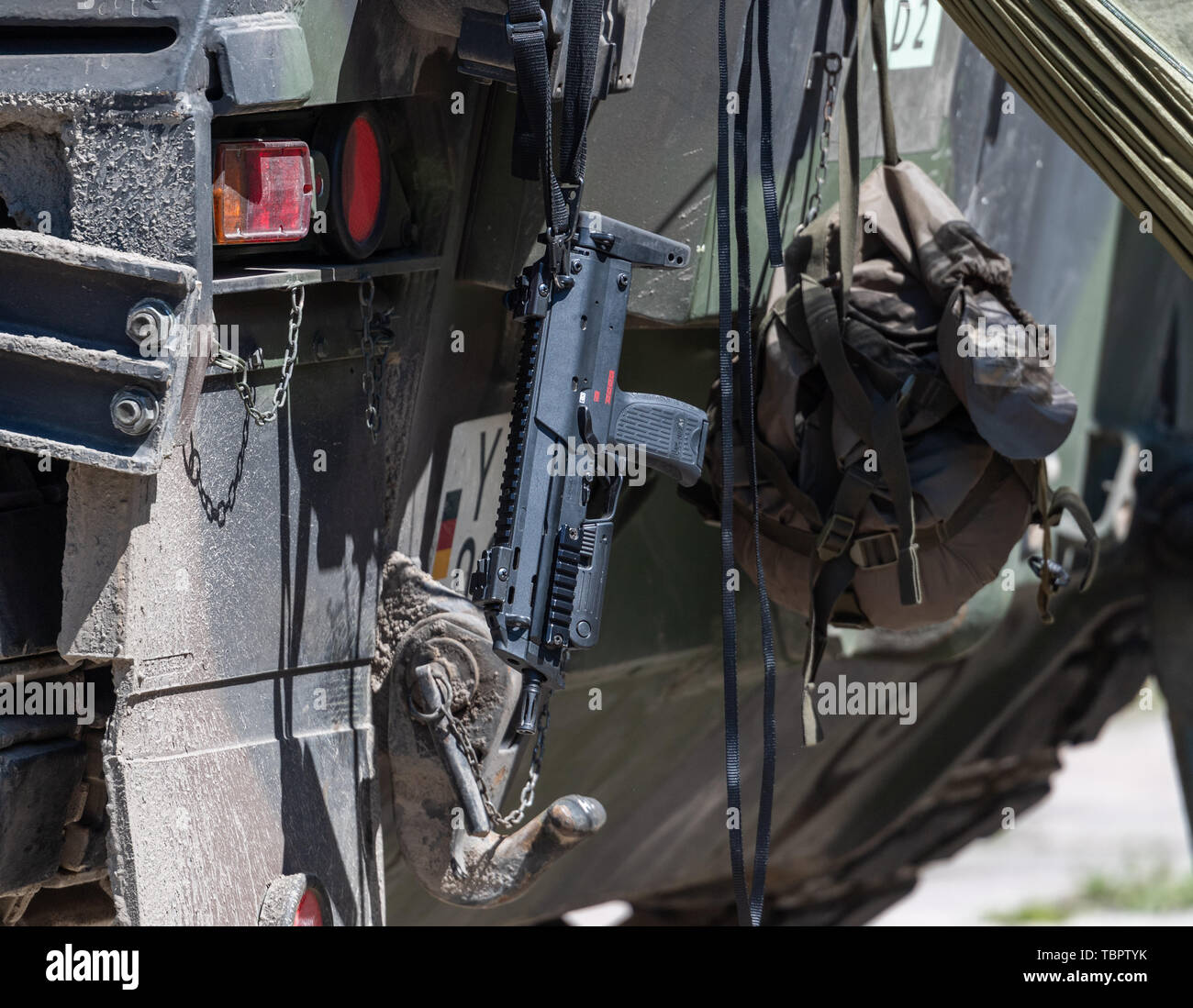 03 giugno 2019, Sassonia, Weißkeißel: una pistola automatica MP7 della Bundeswehr appeso su un serbatoio durante l'esercizio della base militare, "Brave partenza' presso la zona di addestramento militare Oberlausitz. Nel corso dell'esercitazione NATO "Nobile" di salto e il successivo esercizio 'drago' in Polonia, grandi parti della "molto alta disponibilità Joint Task Force" (VJTF) spostarsi in tutta la zona di addestramento militare a Zagen in Polonia. Con la combinazione di esercizio "Brave Debarture', le forze armate di base è la formazione di distribuzione e la capacità operativa della forza di reazione rapida negli Stati Baltici dal 27 maggio al 7 Foto Stock