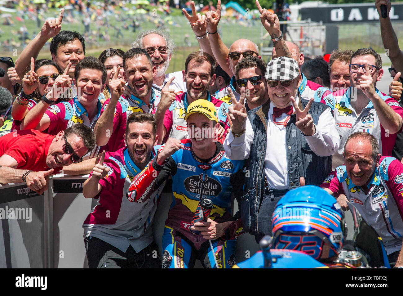 2 ° giugno 2019, il circuito del Mugello, Scarperia, Firenze, Italia; MotoGP d'Italia, il giorno della gara; Alex Marquez (Es 0,0 Marc VDS) celebra il primo posto in Moto2 Foto Stock