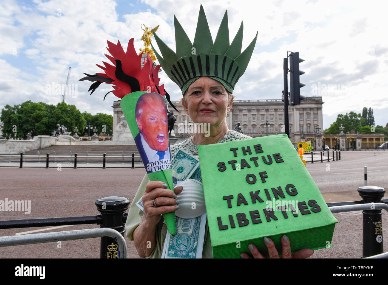 Londra, Regno Unito. Il 3 giugno 2019. Un dimostrante prende parte ad un anti-Donald Trump protestare fuori Buckingham Palace, il giorno uno dei suoi tre giorni di visita di Stato. Credito: Stephen Chung / Alamy Live News Foto Stock