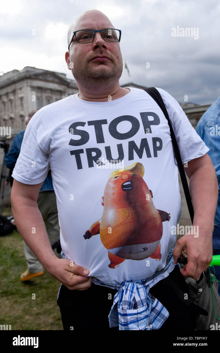 Londra, Regno Unito. Il 3 giugno 2019. Un dimostrante prende parte ad un anti-Donald Trump protestare fuori Buckingham Palace, il giorno uno dei suoi tre giorni di visita di Stato. Credito: Stephen Chung / Alamy Live News Foto Stock