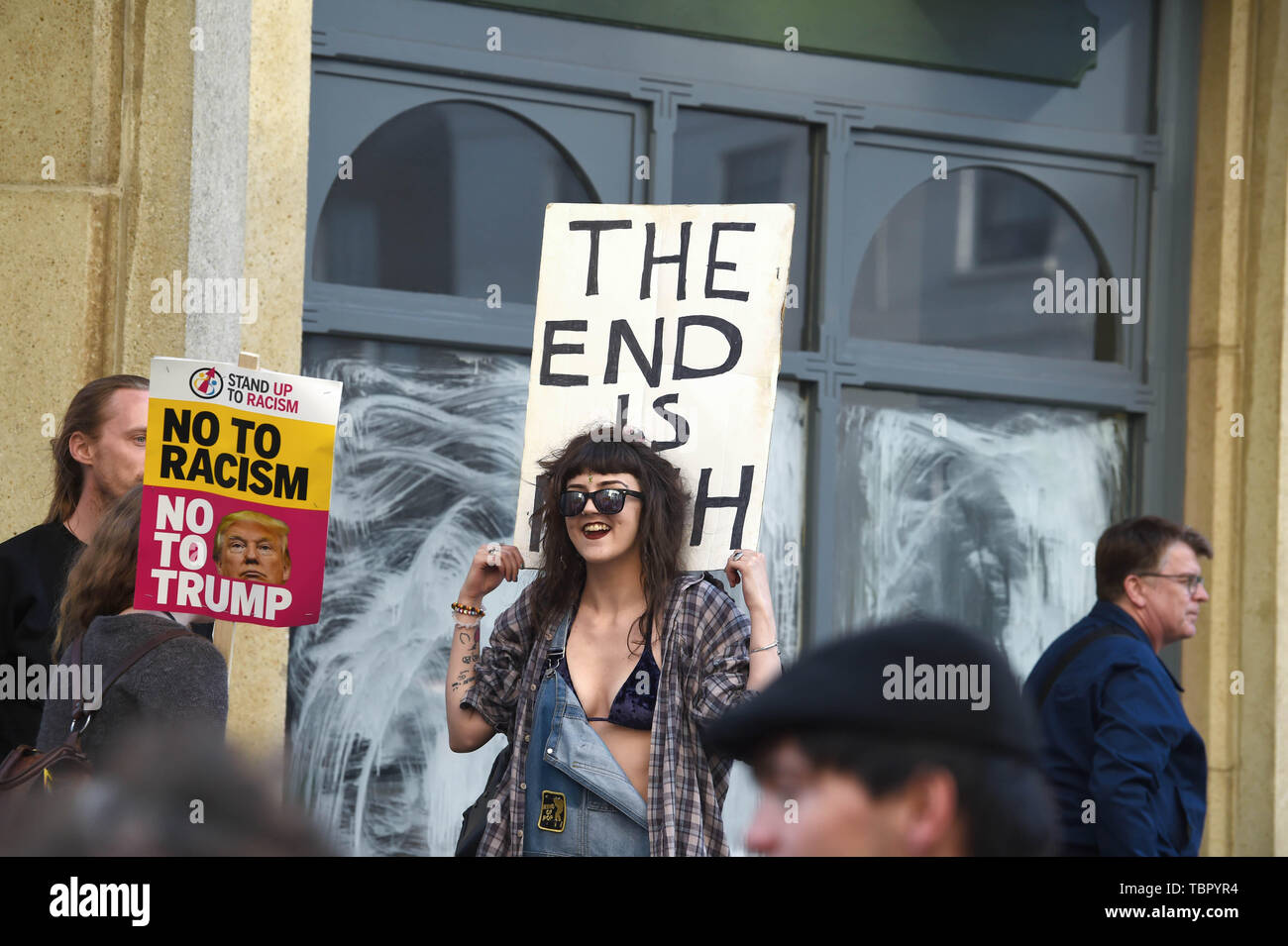 Brighton Regno Unito 3 Giugno 2019 - Anti Donald Trump manifestanti marzo attraverso il centro città di Brighton questa sera in modo da coincidere con il Presidente degli Stati Uniti in visita al Regno Unito nei prossimi giorni . Credito : Simon Dack / Alamy Live News Foto Stock