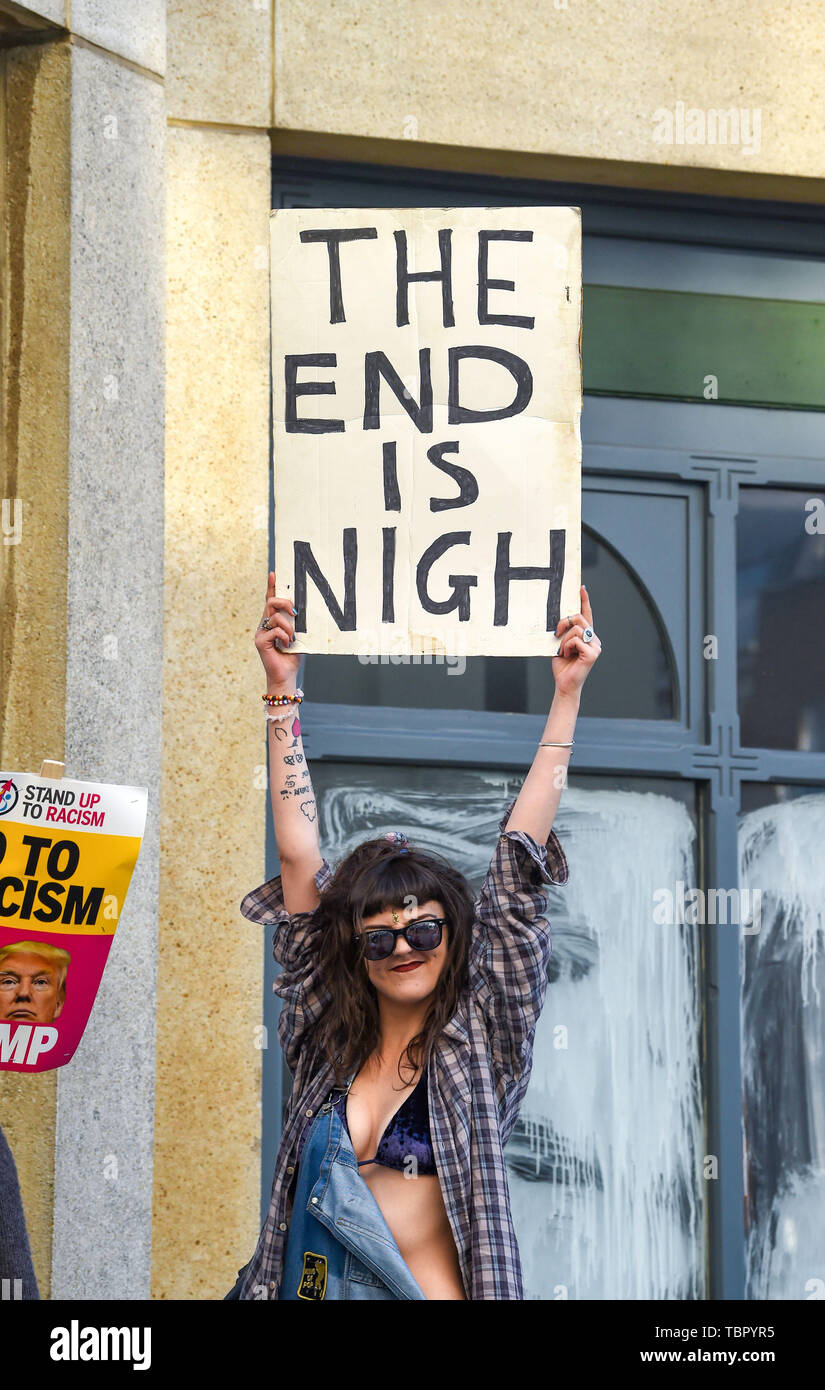 Brighton Regno Unito 3 Giugno 2019 - Anti Donald Trump manifestanti marzo attraverso il centro città di Brighton questa sera in modo da coincidere con il Presidente degli Stati Uniti in visita al Regno Unito nei prossimi giorni . Credito : Simon Dack / Alamy Live News Foto Stock