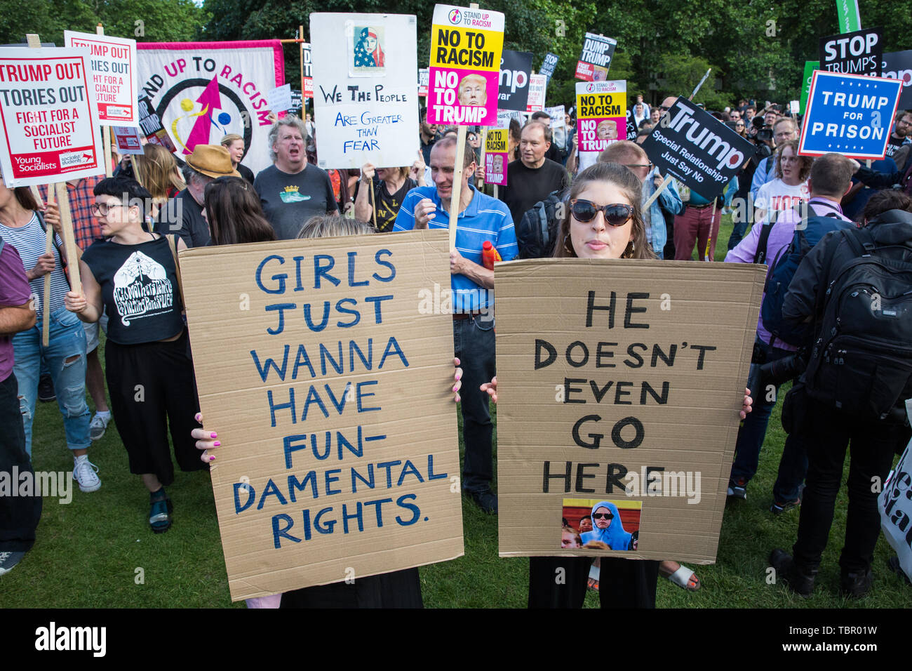 Londra, Regno Unito. Il 3 giugno, 2019. Manifestanti assistere ad una dimostrazione di rumore fuori Buckingham Palace contro la visita di Stato del Presidente Trump per il Regno Unito. Il Presidente degli Stati Uniti è programmato per partecipare ad un banchetto a Buckingham Palace questa sera. Credito: Mark Kerrison/Alamy Live News Foto Stock