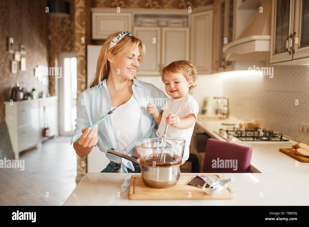 Madre con sua figlia di miscelazione di cioccolato fuso Foto Stock