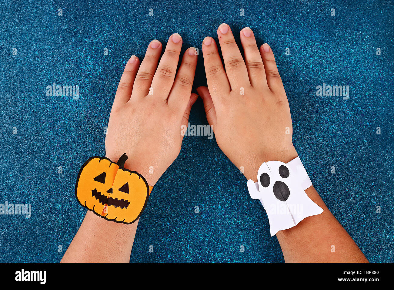Braccialetto di Halloween per donna, braccialetto elastico con perline di vetro dipinte a mano, motivo fantasma, zucca, ragno e ragnatela, regalo di Natale per ragazze e donne - Italia