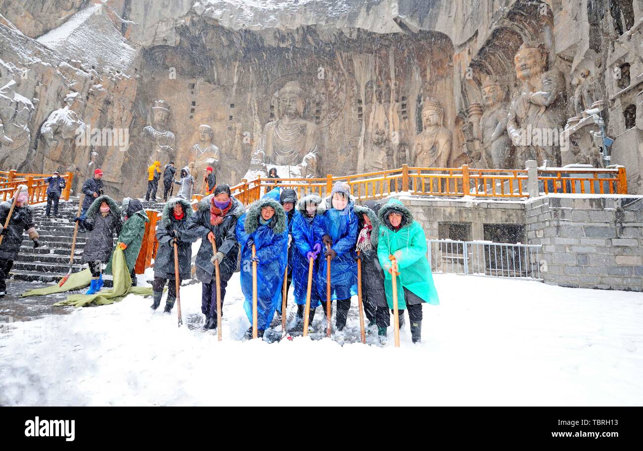Grotte di gate è uno del tesoro case di pietra cinese carving art. Ora è un patrimonio culturale mondiale, una chiave nazionale reliquie culturali unità di protezione e una nazionale AAAAA-turistico di classe punto panoramico. È situato sulla montagna di Longmen e Xiangshan su entrambi i lati del Yihe e nel quartiere Luolong, Luoyang City, nella provincia di Henan. Le Grotte di Longmen e grotte di Mogao, Grotte di Yungang e grotte di Maijishan sono noti anche come i quattro principali grotte in Cina. Foto Stock