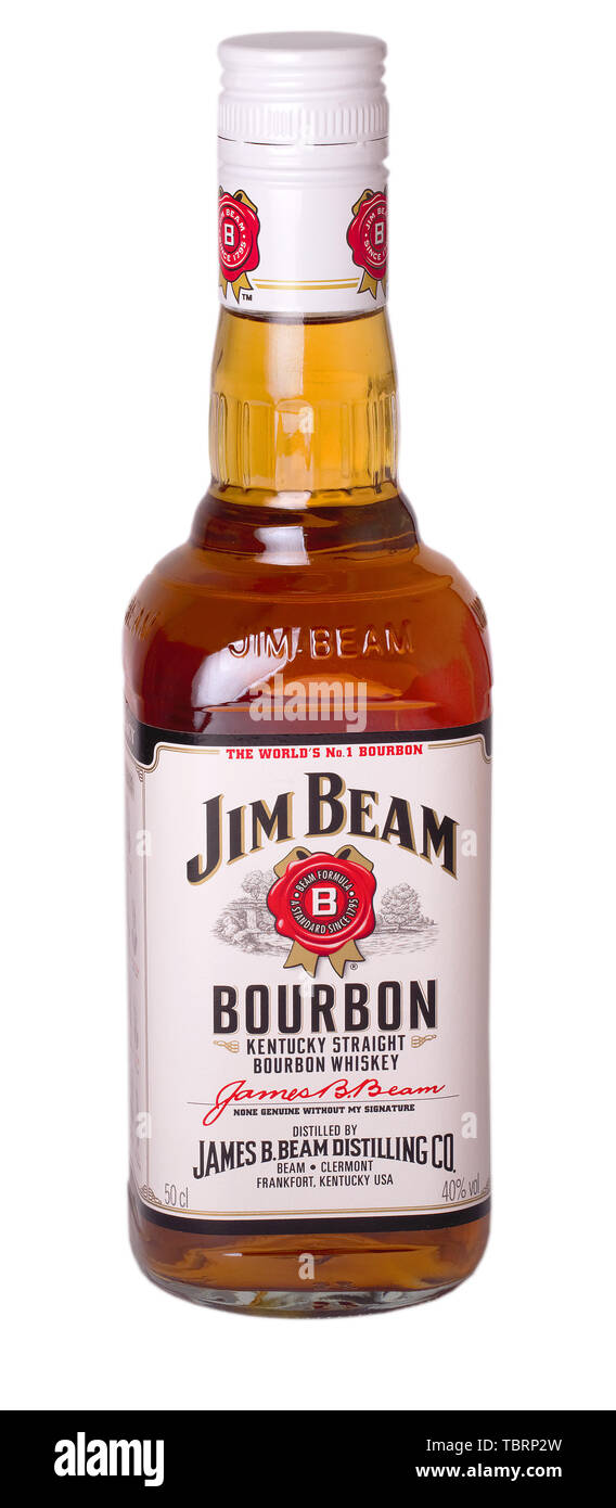 La KAMCHATKA, RUSSIA - maggio 17.2016: foto di una bottiglia di Jim Beam Bourbon, isolato su bianco. Jim Beam è un marchio americano di bourbon whiskey prodotto i Foto Stock
