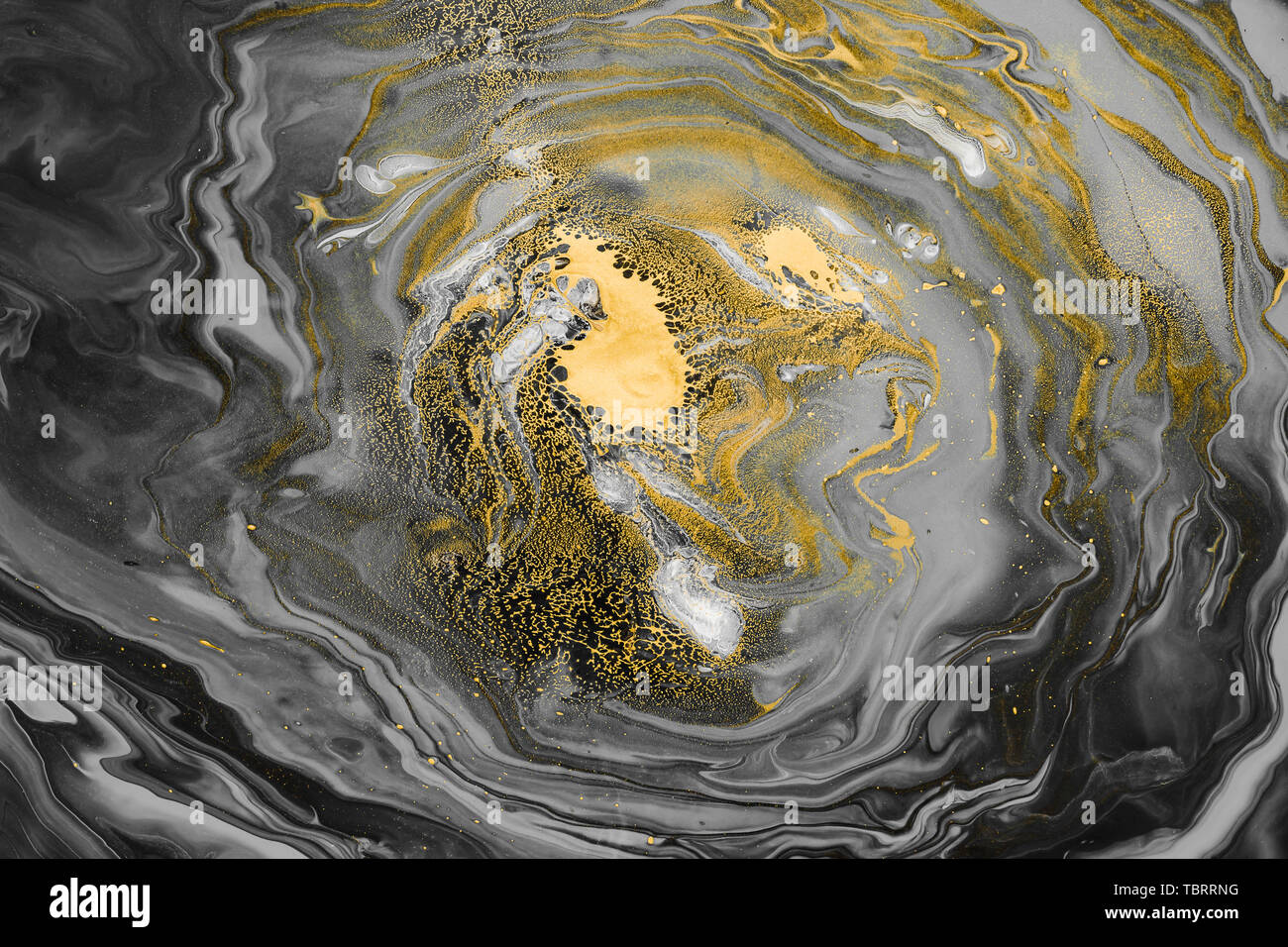 Fluido acrilico tecnica. Grigio nero onde di turbolenza e di inclusioni d'oro. Abstract background di vorticazione o texture. Foto Stock