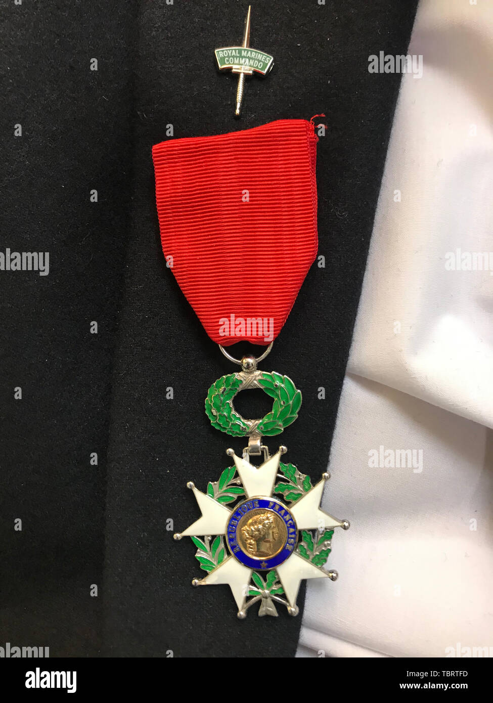 Il D-Day veterano George Simms' Legione d'onore medaglia, concesso dal governo francese a tutti coloro che hanno preso parte alla sbarco in Normandia. Foto Stock