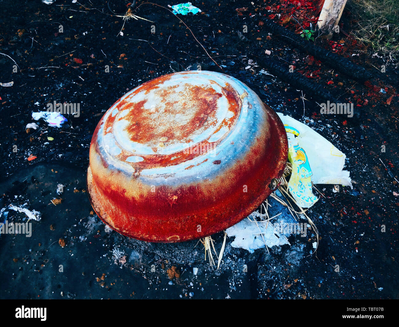 Un bacino di alluminio bruciato dal fuoco. Foto Stock