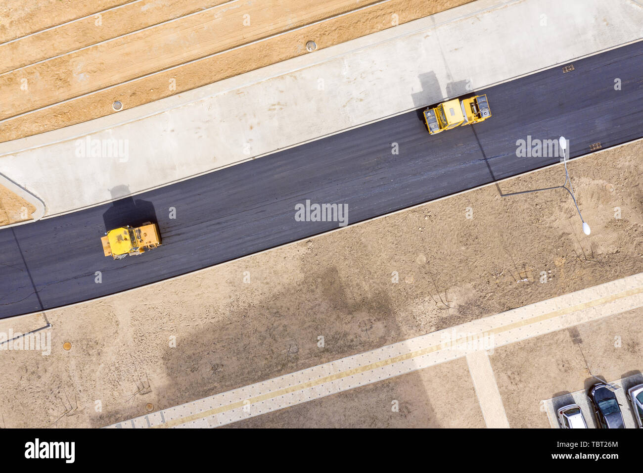 Strada di vapore rulli livellamento di nuovo asfalto sulla strada. Birds Eye view Foto Stock