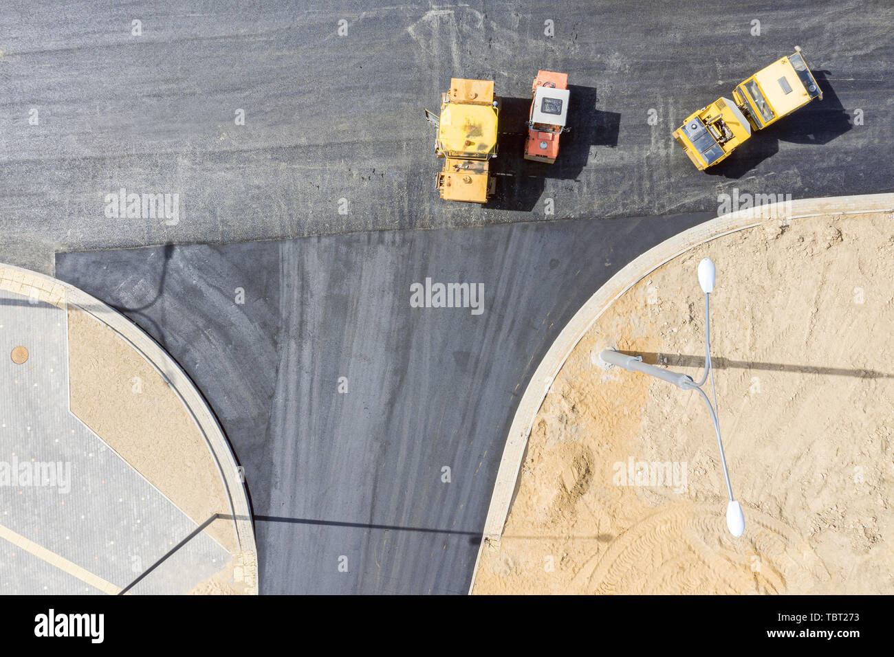 Città costruzioni stradali. rulli su strada asfaltata di livellamento su strada. antenna vista superiore Foto Stock