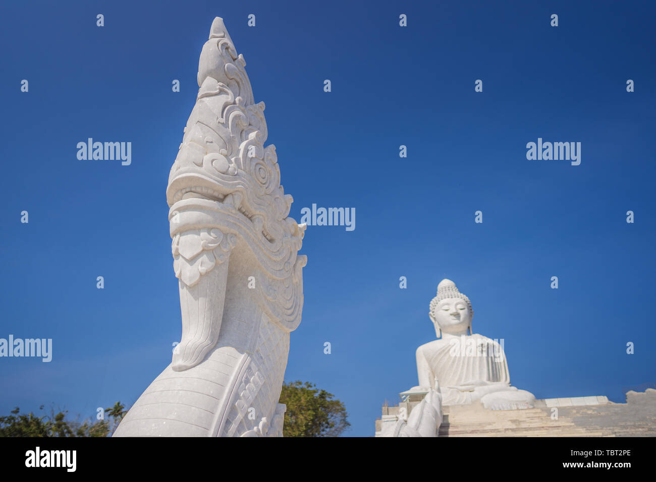 Grande statua del Buddha è stato costruito su una collina alta di Phuket Thailandia può essere visto da una distanza Foto Stock