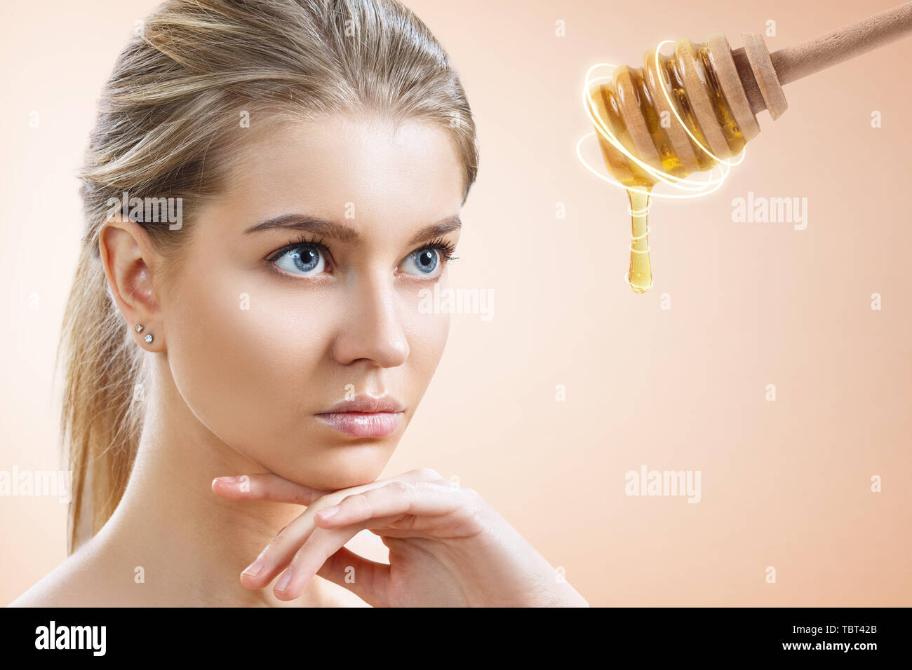 Giovane donna e cucchiaio di miele preparare per la maschera facciale. Foto Stock