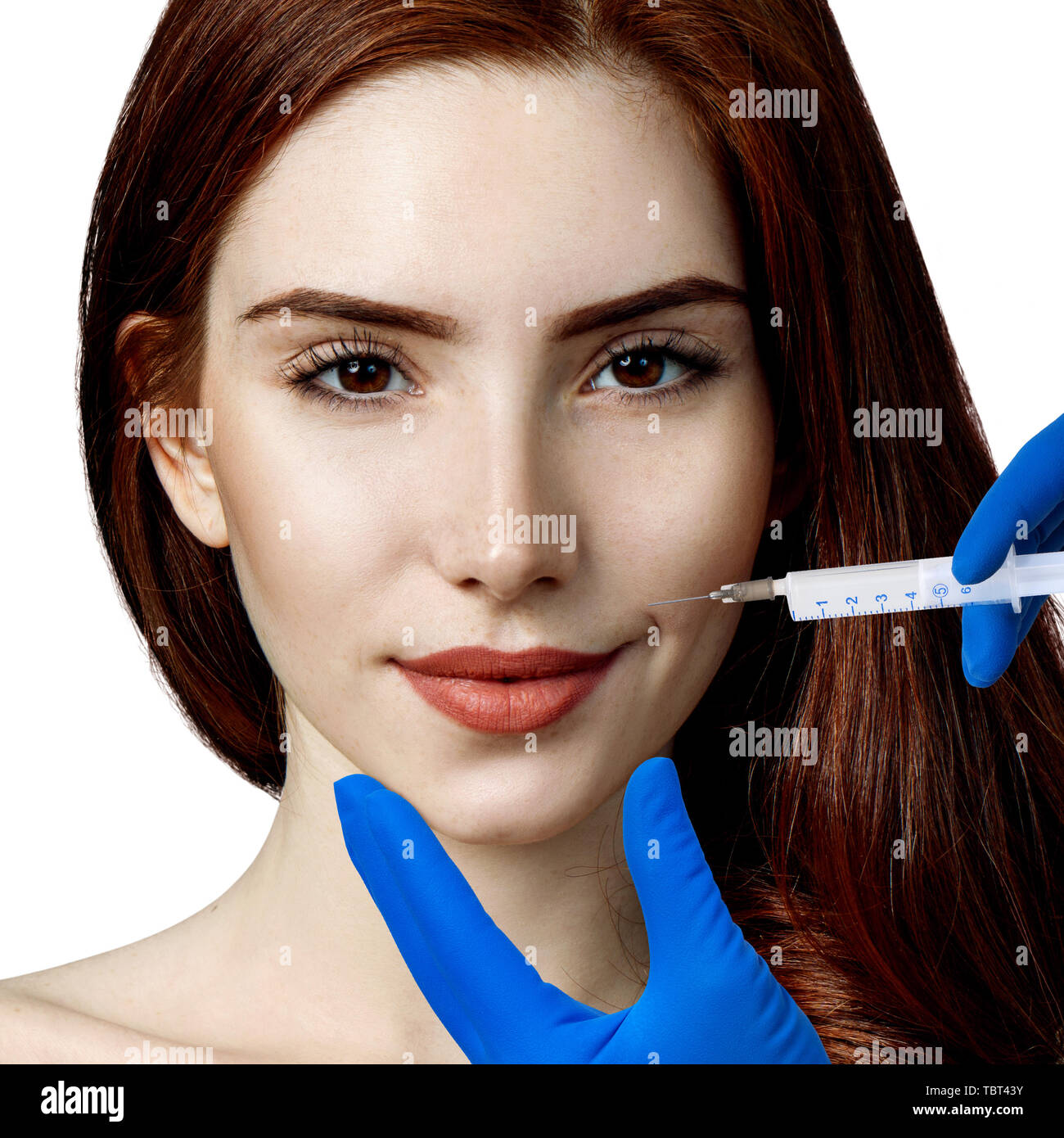 Giovane donna di zenzero getting cosmetici iniezione. Foto Stock