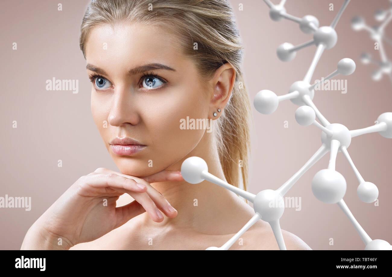 Bella giovane donna vicino al grande molecola bianco catena. Foto Stock